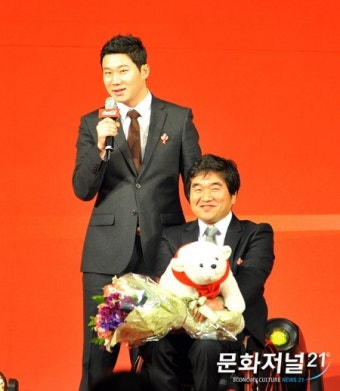 [포토] 우수장애인 선수상 박세균 선수와 축하해준 진종오 선수