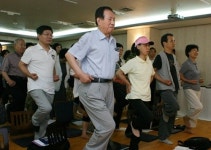 [포토]한 발 들고 균형잡기로 두뇌 건강 체크