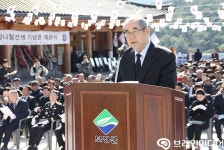 [포토] 추모사하는 이수성 위원장