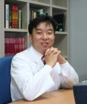 [中院得答]  내과의사는 백조…진료실에선 우아해도 물밑에선 발버둥