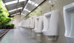 중년 남성들은 때로 화장실에 가는 게 괴롭다…전립선비대증