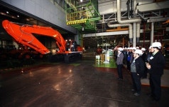 두산인프라코어, 38톤 굴삭기 신제품 출시 고객 초청행사