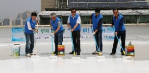 KCC, 송파노인복지회관 건물 옥상 쿨루프 작업을 시행