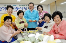 중구, 추석맞이 ‘사랑의 송편 빚기’ 행사 가져