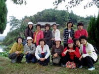 낙엽과 책이 있는 문학탐방