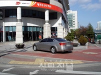 [포토]우체국 VIP인가? 인도에 주차해 눈쌀