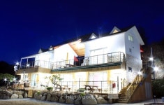 복잡한 도시를 떠나 머무는 곳 더플라워펜션