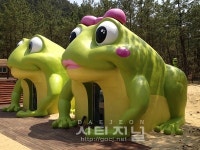 태안군 개구리 모양 화장실 눈에띄네