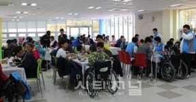 행복한우리복지관 짜장면 나눔 행사 가져