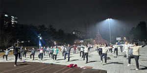 대전 도심 공원서 야간 근력 강화 운동 교실 호응