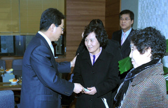 행안부 장관, 순직소방관 가족에게 성금 전달