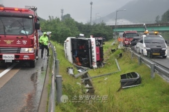 산청소방서, 승용차와 버스 추돌사고 현장 인명구조 활동 전개