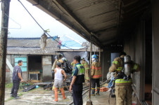 마을주민이 비상소화장치함 이용 초기 화재진압