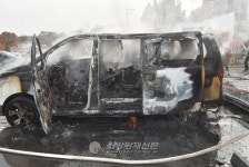 수원 서둔동 차량서 불… 운전자 연기 마셔