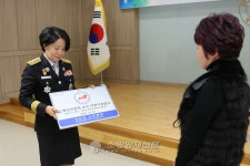 횡성소방서, 시계탑노래연습장에 우수 다중이용업소 인증패 수여