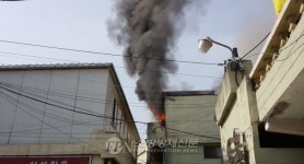 부산 수안동 주택 화재… 70대 거주자 부상