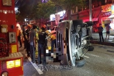 부평소방서, 삼산사거리 승합차량 교통사고 2명 구조  
