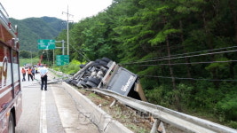 고갯길 전복사고로 1명 중상, 사고로 인한 주택화재 발생