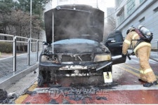 서울 시흥동 도로 달리던 에쿠스 화재