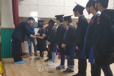 강릉소방서 경포수난전문의소대, 경포대초 졸업생 장학금 전달