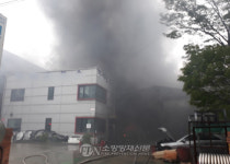 인천 가좌동 자동차공업소 불… 1명 연기 마셔