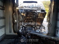 울산 무룡터널 향하던 3.5톤 트럭 불… 차량 전소