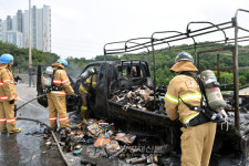 영동고속도로 서안산IC 부근 트럭서 불… 운전자 경상