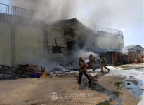 충남 부여 차량 불, 저온창고로 번져… 8600만원 피해