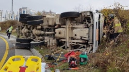 김해서부소방서, 커브길 레미콘 전복사고 안전히 구조