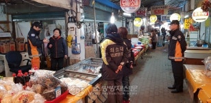 대구동부소방서, 설 대비 평화시장 인근 상가 소화기 보급