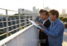 정부 세종청사 옥상정원 현장 점검한 류희인 행안부 재난안전관리본부장