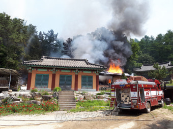 경기 안성 사찰 화재… 건물 1동 전소, 야산 일부 소실