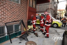 중랑소방서, 연립주택으로 차량 돌진… 운전자 구조