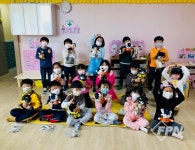 속초소방서, 소방동요 경연대회 참가한 도문어린이집 기념품 전달