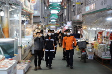 강한석 계양소방서장, 겨울철 안전관리 위한 계양산 전통시장 방문