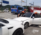 남동소방서, 운연역 삼거리 교통사고… 3명 구조 · 병원 이송