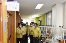 자가격리자 별도 수능 시험장 방문한 이승우 행안부 재난안전관리본부장