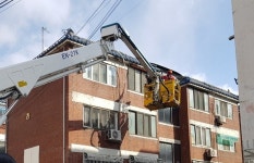 남동소방서, 빌라 추락위험물 신속 제거 완료