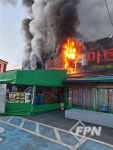 충북 진천군 마트 화재… 소방관 다쳐 병원 이송