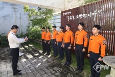 은평소방서, 구조대 3팀에 ‘4차 칭찬받은 민원공무원’ 상패 전달