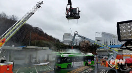 서울 은평 공영차고지 내 전기버스서 화재… 약 7시간 만에 완진