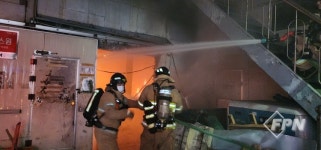 부산 사상구 그릇 제조 공장 화재… 소방관 1명 부상