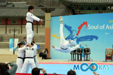 ‘50대1’, 국기원 시범단에 도전하자