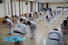 ‘엉거주춤’ 안산 외국인근로자 태권도교실