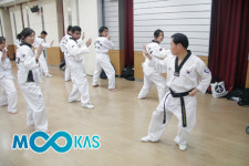 ‘엉거주춤’ 안산 외국인근로자 태권도교실