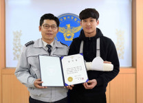 “태권도 사범님, 멋져요! 슈퍼맨 같아요”