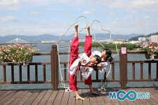 [포토] 수련생들이 선보인 태권도 동작의 아름다움