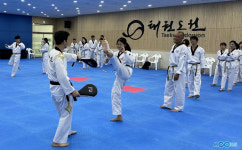 태권도 체험에 나선 선생님들 교육 현장 적용에 큰 도움