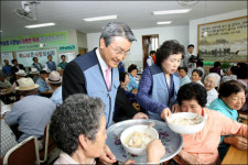 (주)케이이앤피 포항제2급식소 | 박승호 포항시장 무료급식 봉사 참여
