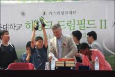 포항 간 히딩크 “장애인 봉사에 배고프다”